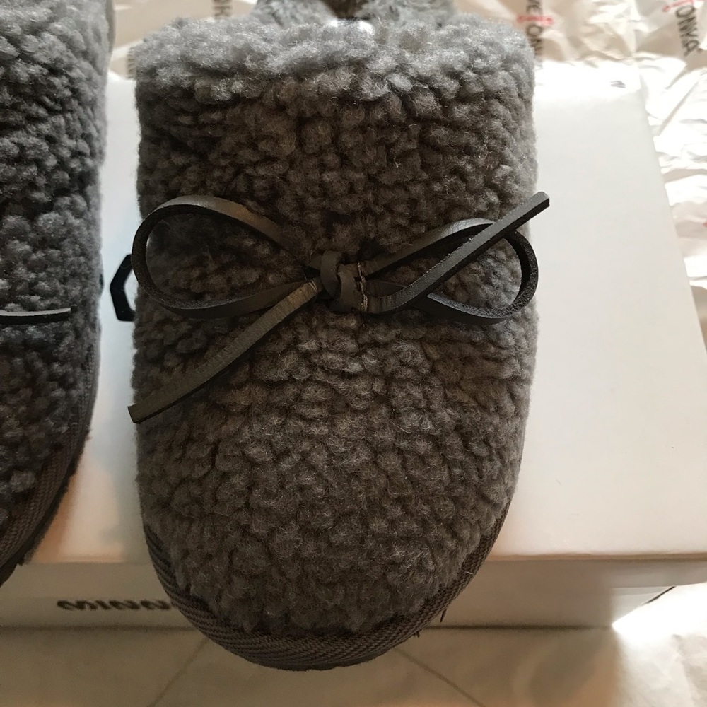 NWT NIB Minnetonka grey women’s slippers size 6 - Picture 4 of 7
